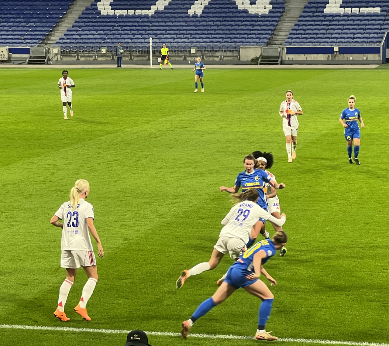 Vicki Becho, joueur de football