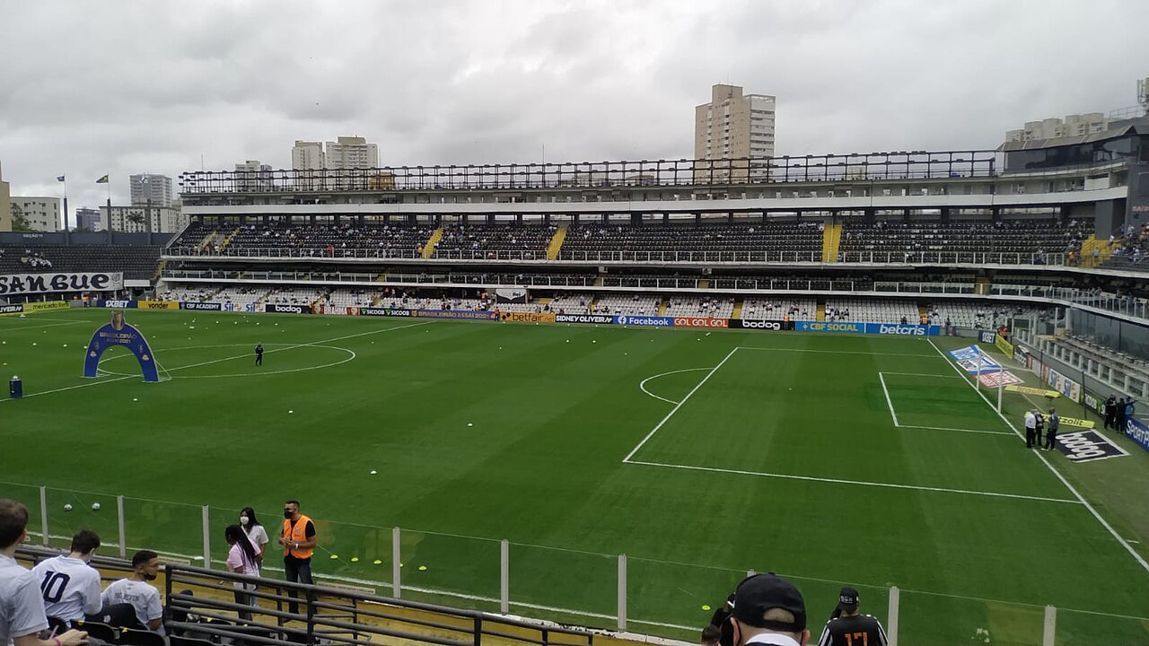 Estádio Urbano Caldeira, à Vila Belmiro