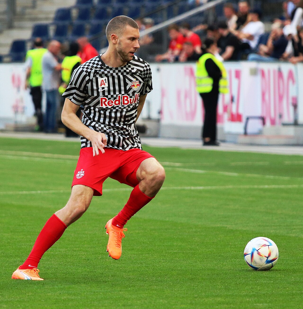 Strahinja Pavlović, joueur de football