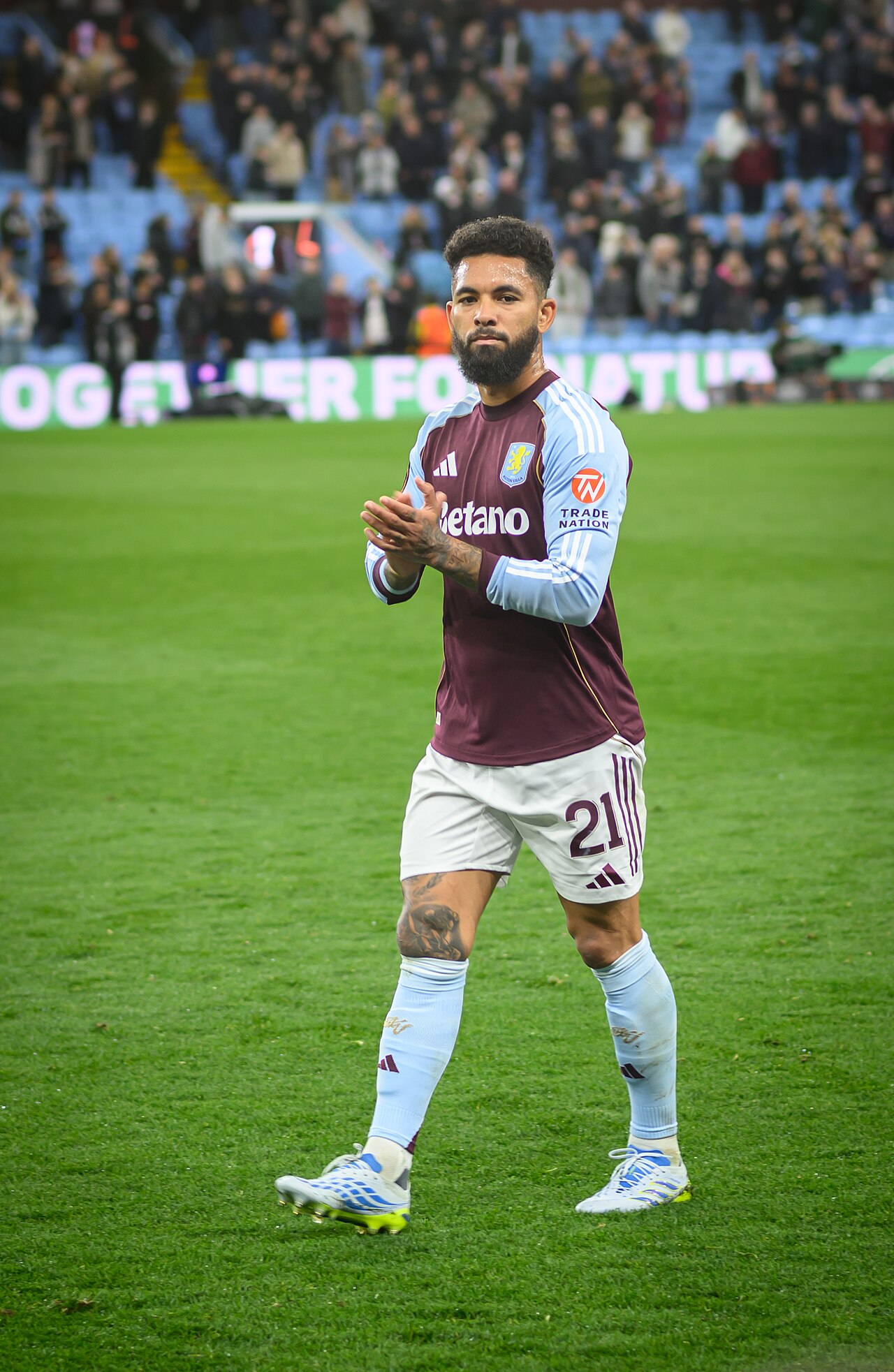 Douglas Luiz, joueur de football